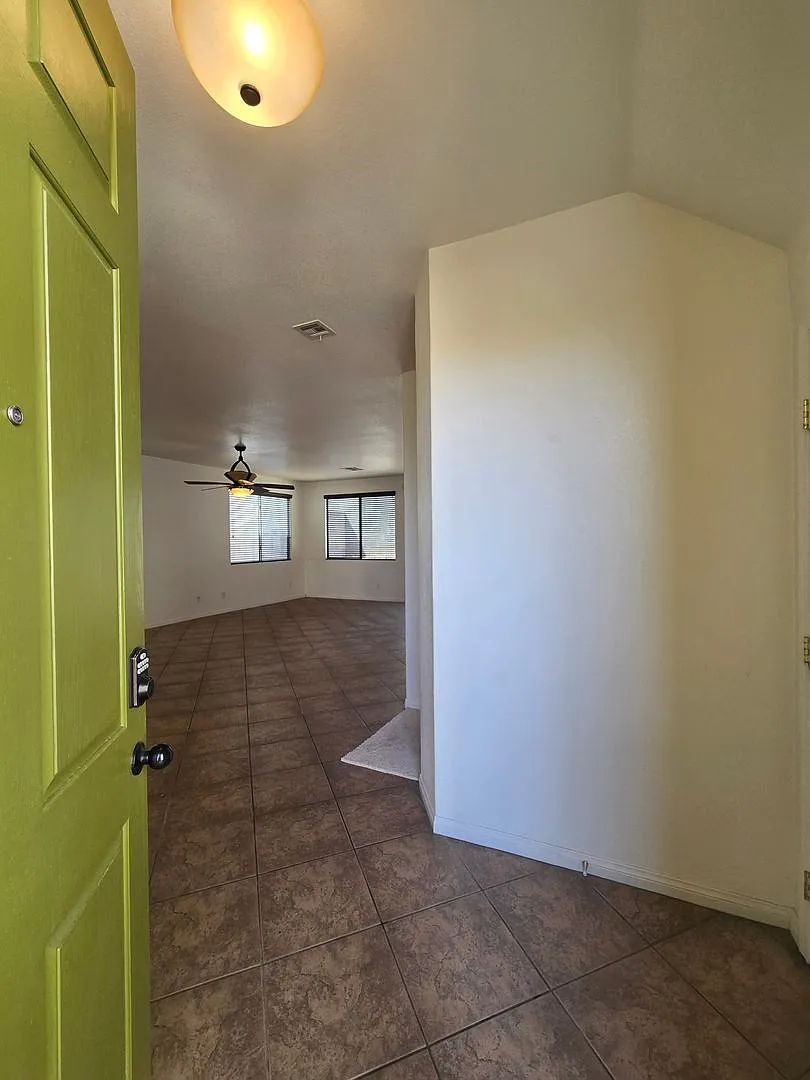 A Beautiful 4 Bed/2.5 Bath 2 Car Garage At Centenial Hills — Photo 3