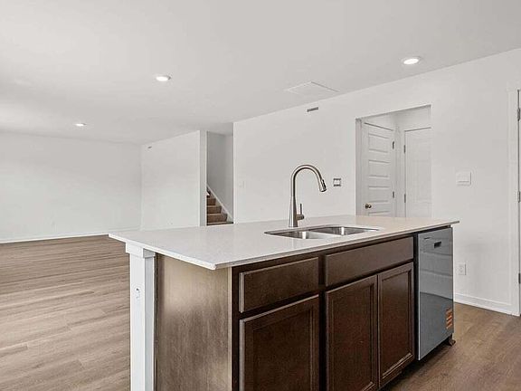 5th image of 4164 Viceroy St