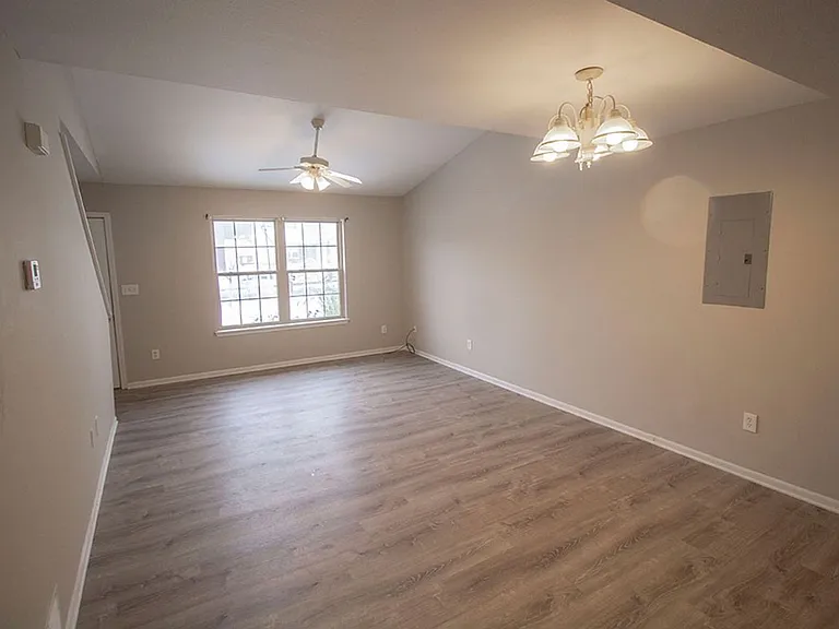 1413 Greensboro Dr — Photo 6