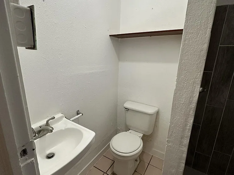 160 Arnold Pl #4 — Photo 4