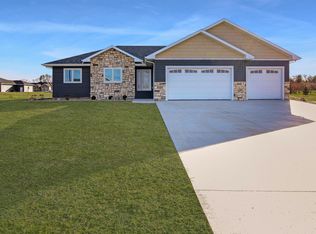2426 Prairie Creek Dr, Aberdeen, SD 57401
