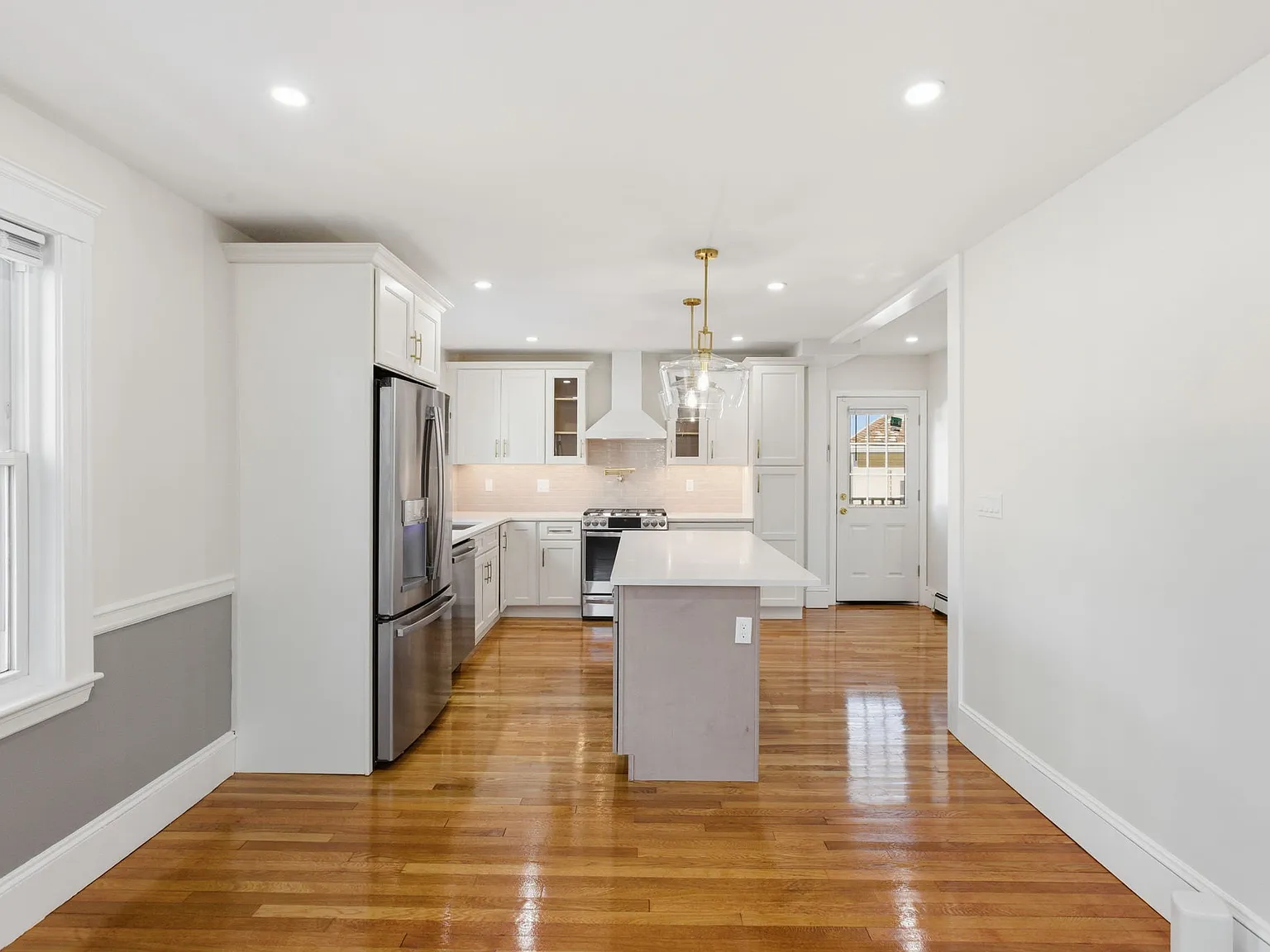 3 bed, 1738 sqft, $5,950 — Photo 2