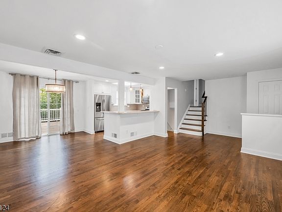 3rd image of 23 Hampshire Rd