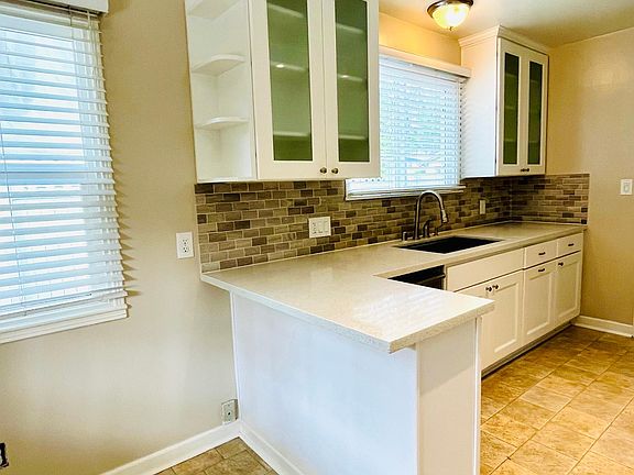 5th image of 67 Windsor Ln