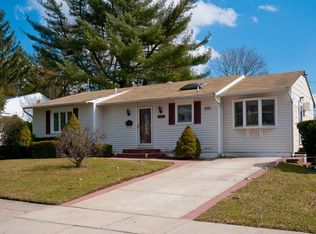 23 Main Pkwy, Plainview, NY 11803