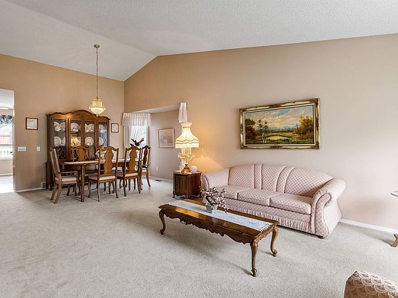 4th image of 2 Dunvegan Ct