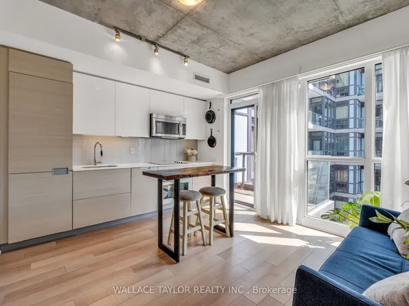 210 Simcoe St #1702, Toronto, ON M5T 0A9