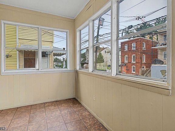 4th image of 305 Pacific St