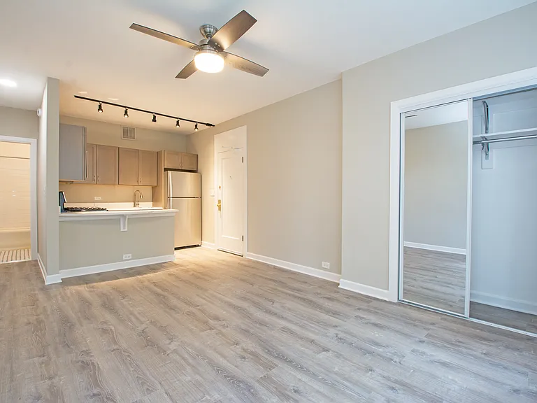 432 W Belmont — Photo 17