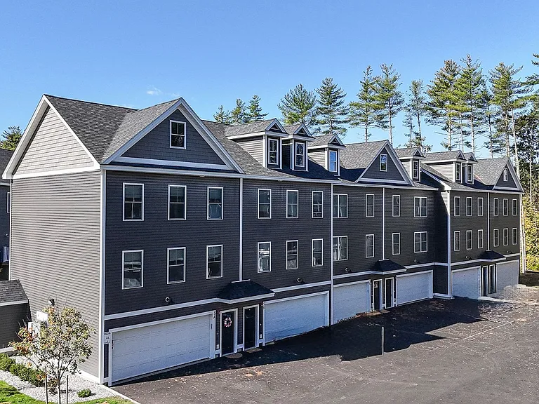 Bayberry Commons- 3 Bedroom 2.5 Bath Townhomes with 2 Car Garage — Photo 126