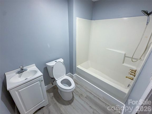 5th image of 107 Drake St