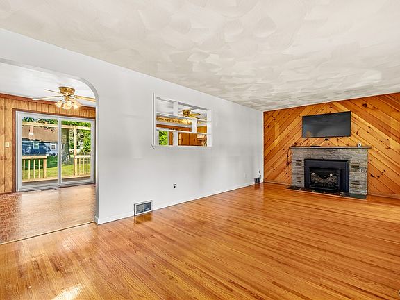 4th image of 437 Spratt Pl