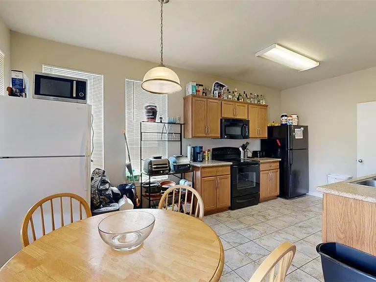 2933 McLaren Dr — Photo 9