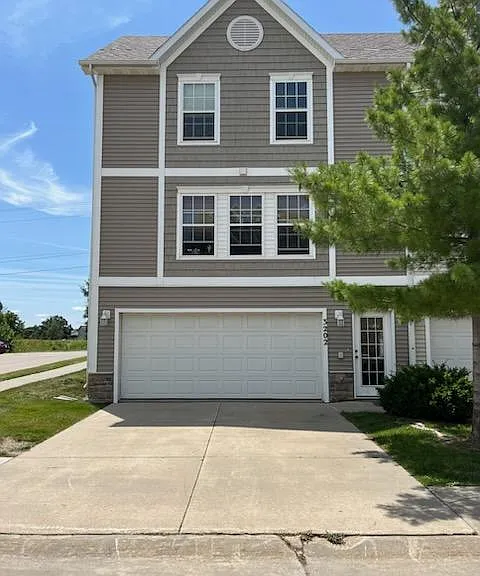 3202 SW Sharmin Ln — Photo 1
