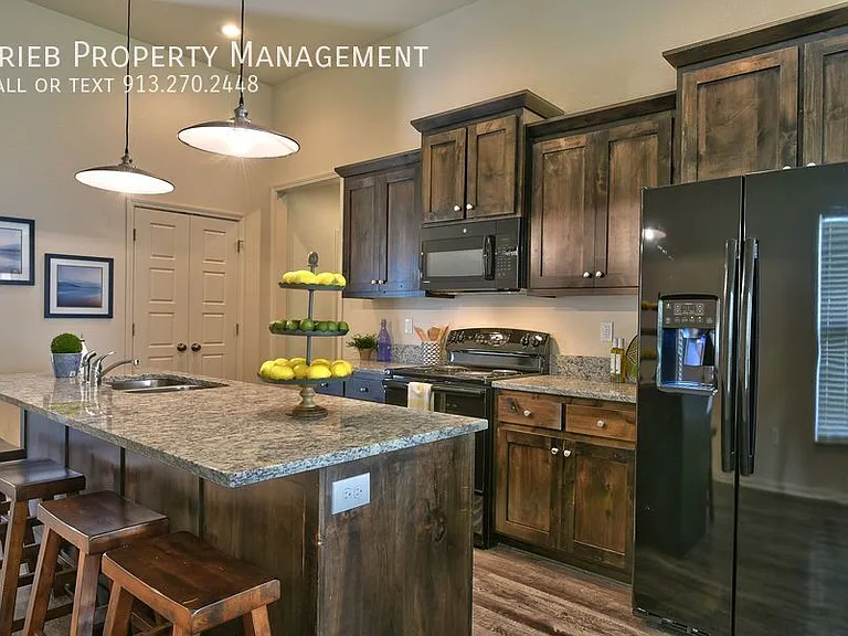 584 S Poplar St — Photo 14
