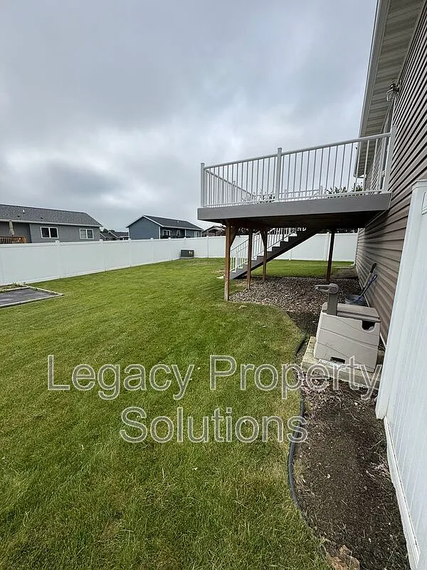 4 bed, 2.0 bath, 1934 sqft, $2,600 — Photo 4