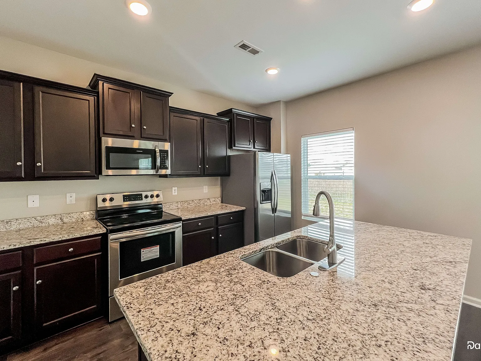 4 bed, 2.5 bath, 2321 sqft, $2,245 — Photo 3