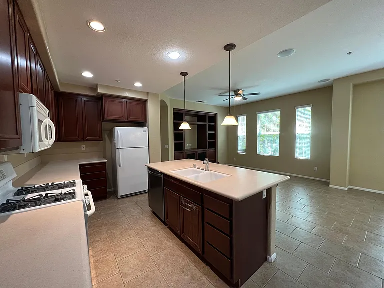 637 Kellogg St — Photo 13