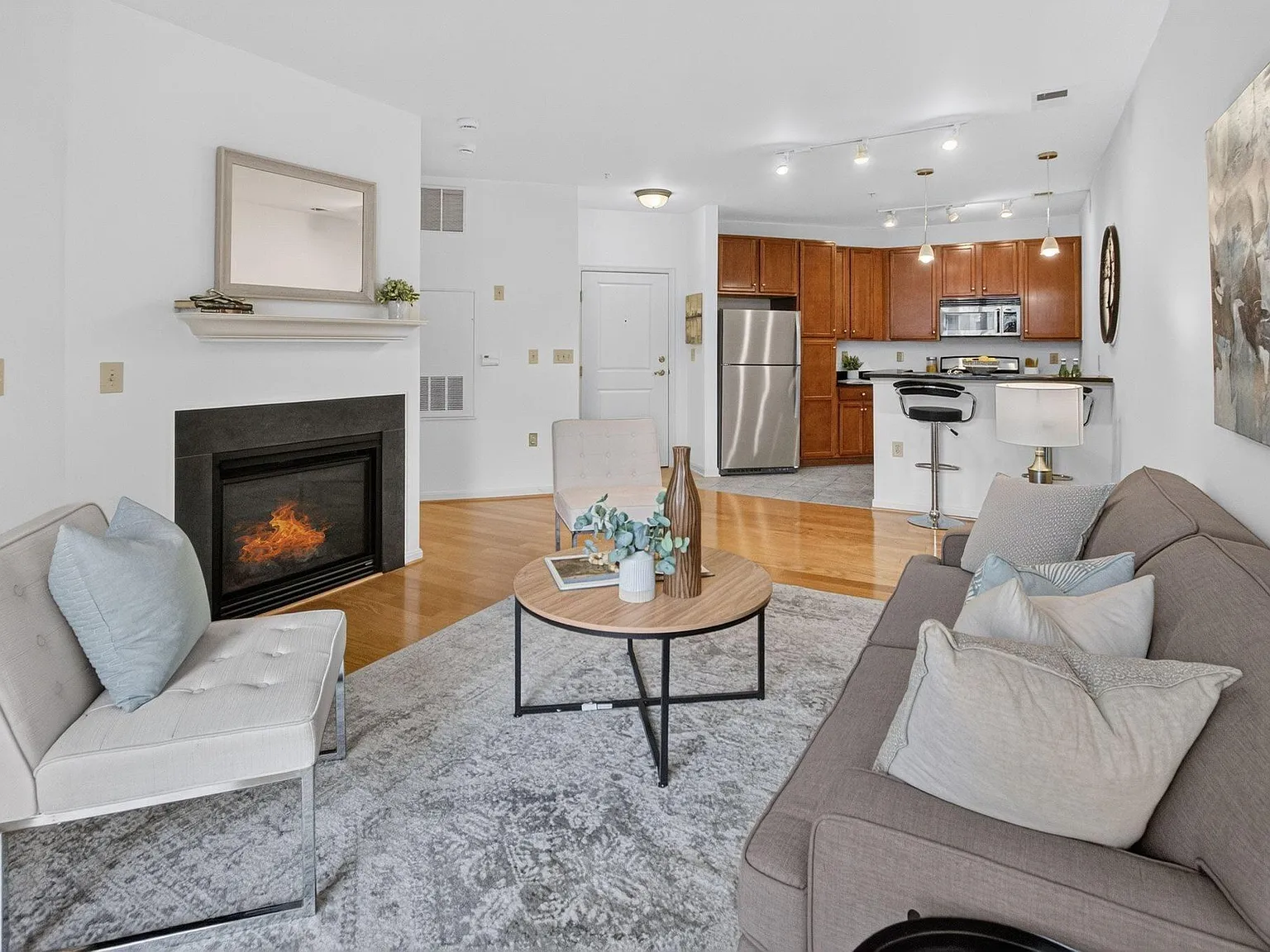 1 bed, 704 sqft, $2,100 — Photo 2