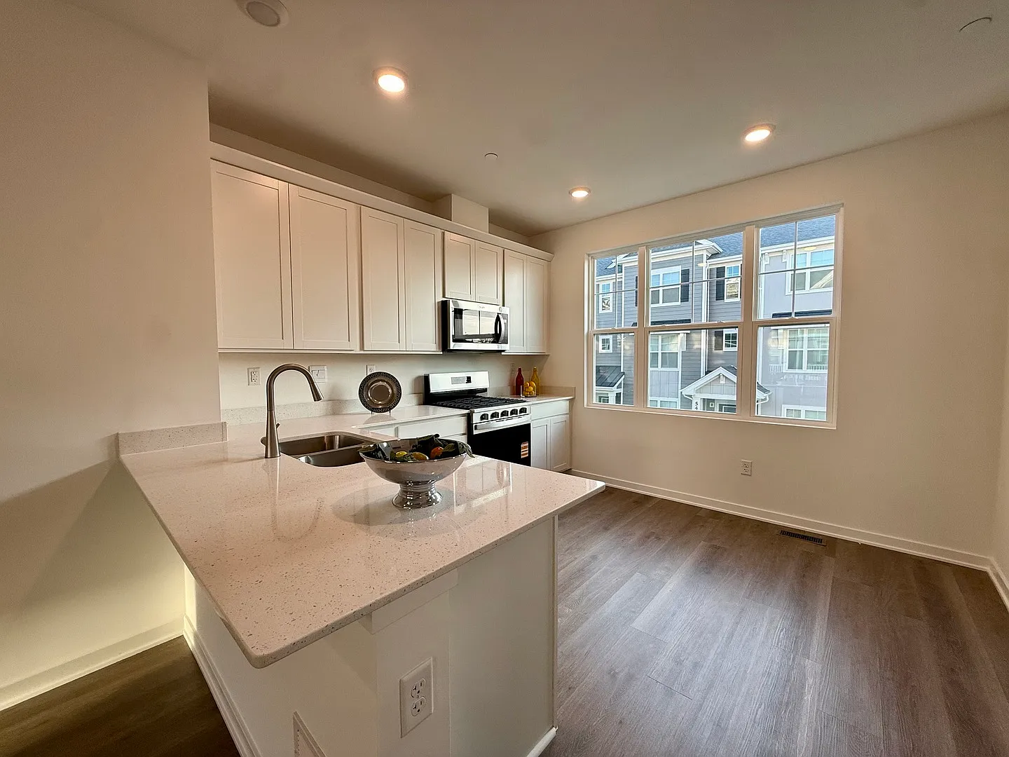 3 bed, 2.5 bath, 1630 sqft, $3,390 — Photo 4
