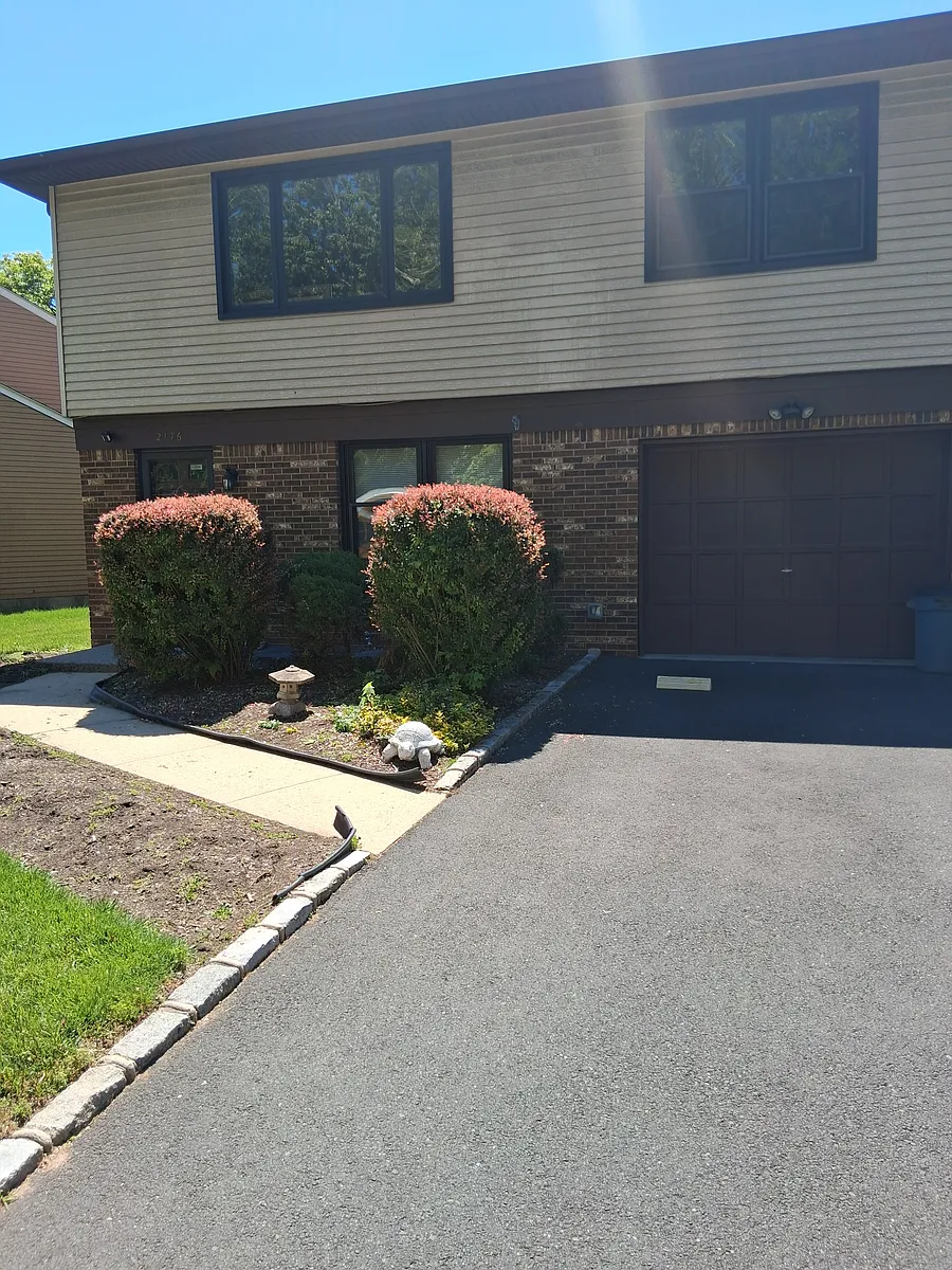Building Photo - 2176 Halsey St #1