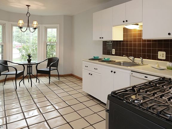 5th image of 86 Leonardo Dr