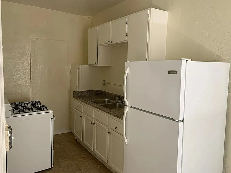 Catalina Apartments — Photo 8