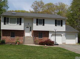 3 Eagle Dr, Ridge, NY 11961