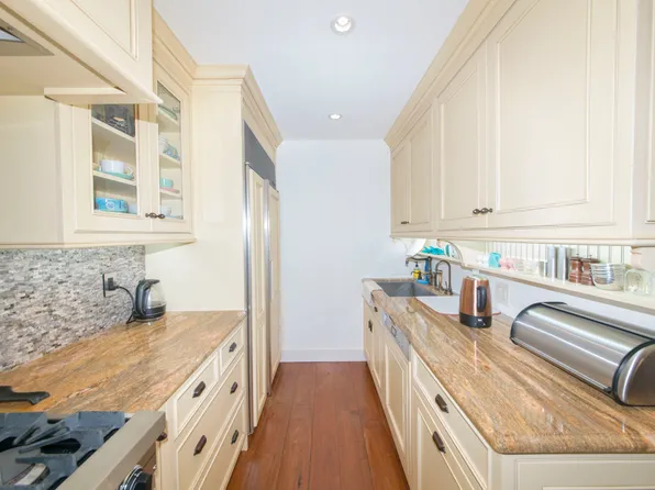 160 East 38th Street image 3 of 15