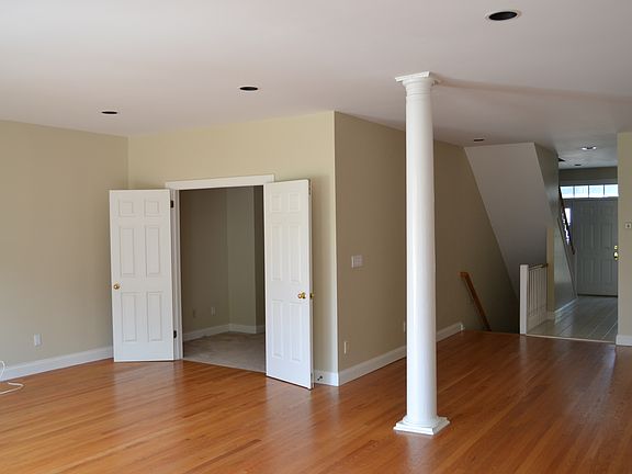 4th image of 18 Club Ct