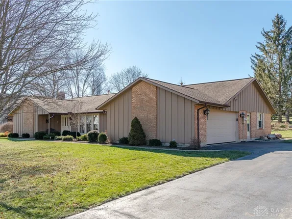 2745 Stauffer Dr, Dayton, OH 45434