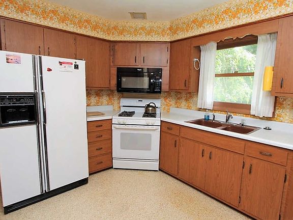 3rd image of 4869 Whippoorwill Dr