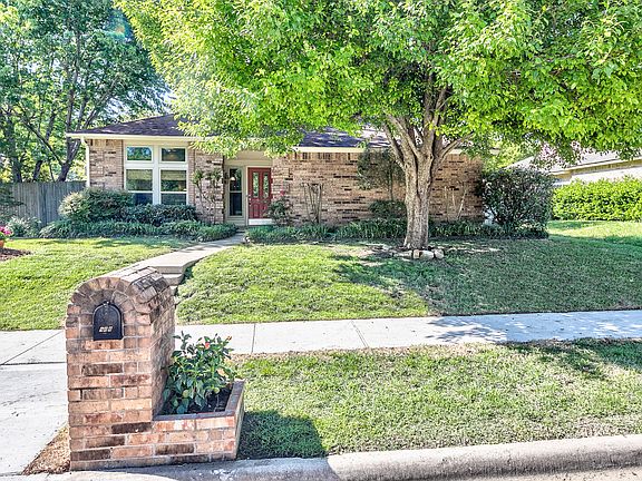 3rd image of 988 Acorn Dr