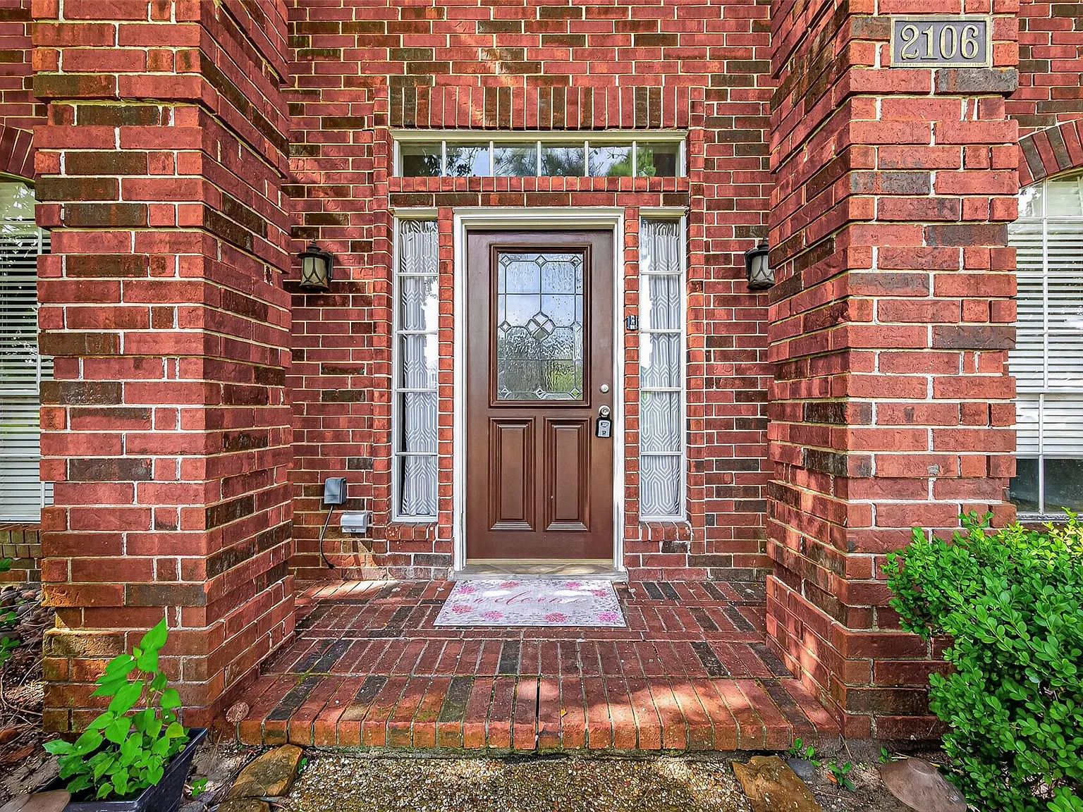 4 bed, 2.5 bath, 2481 sqft, $2,750 — Photo 2