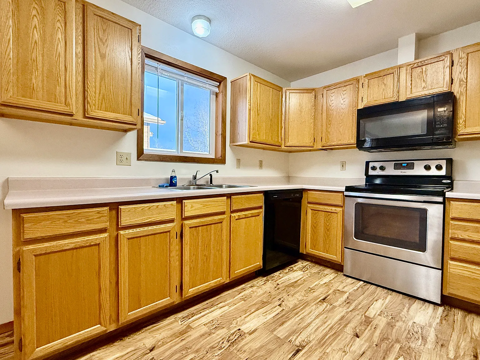 2 bed, 1.5 bath, 1050 sqft, $1,850 — Photo 3