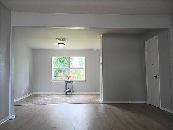 4th image of 811 Loper St