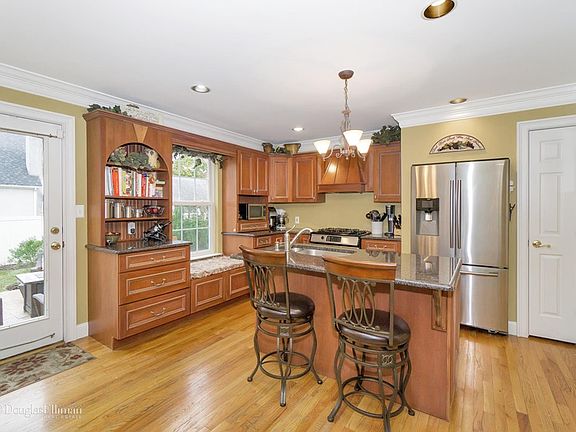 4th image of 352 Lake Ave S