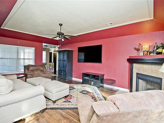 5th image of 410 Sun Meadow Dr