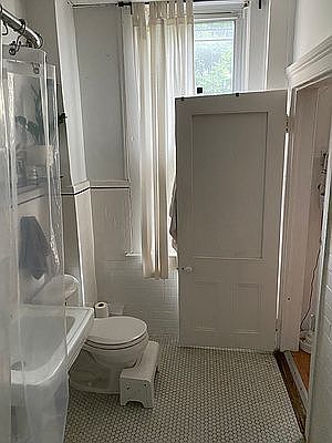 5th image of 158 Bedford Ave #1