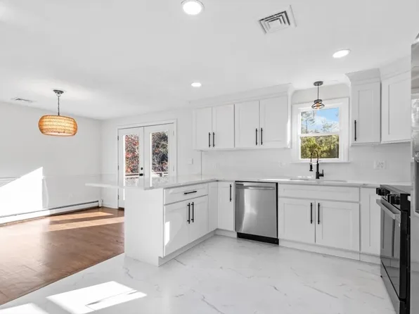 16 Pequot Ter, Plymouth, MA 02360