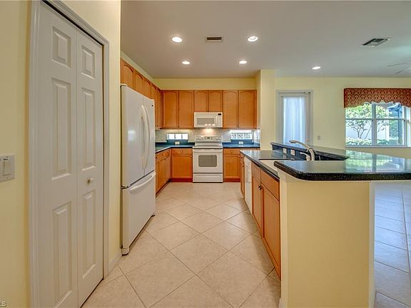 3rd image of 10580 Avila Cir