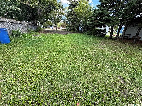 3rd image of 203 Bemister AVENUE W