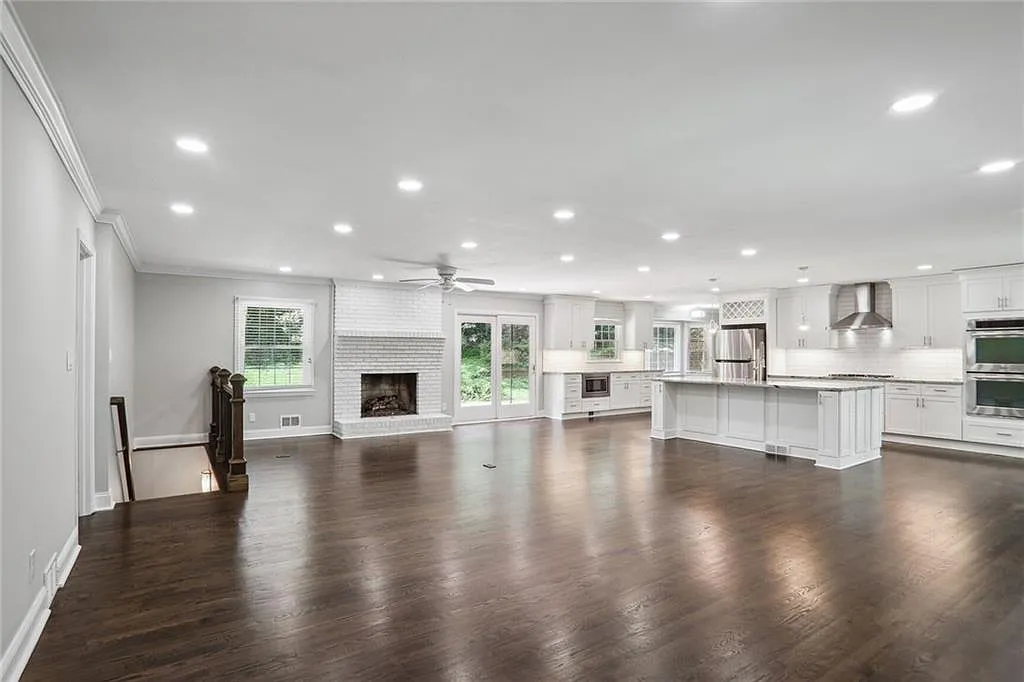 5 bed, 2.0 bath, 2776 sqft, $3,400 — Photo 2