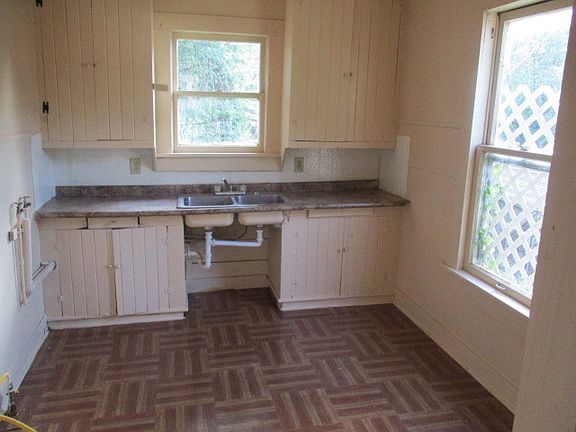 5th image of 256 E 75th St