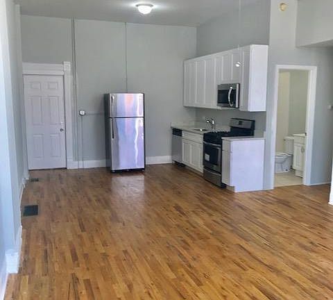 5th image of 002203 W Erie St APT 1F
