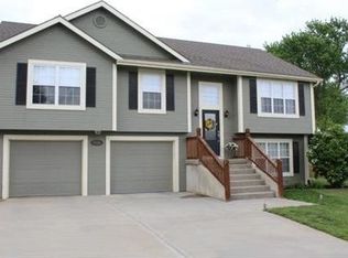 2120 Magnolia Dr, Leavenworth, KS 66048