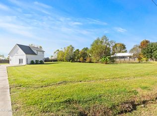 1040 Ray Ln, Breaux Bridge, LA 70517