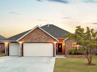 608 E Hillcrest Ln, Mustang, OK 73064