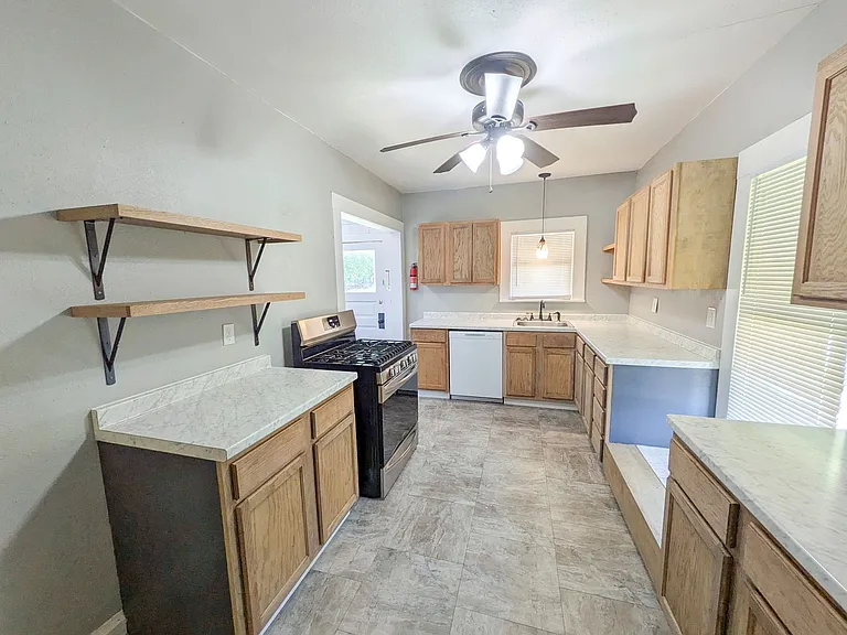 1102 Dallas St — Photo 5