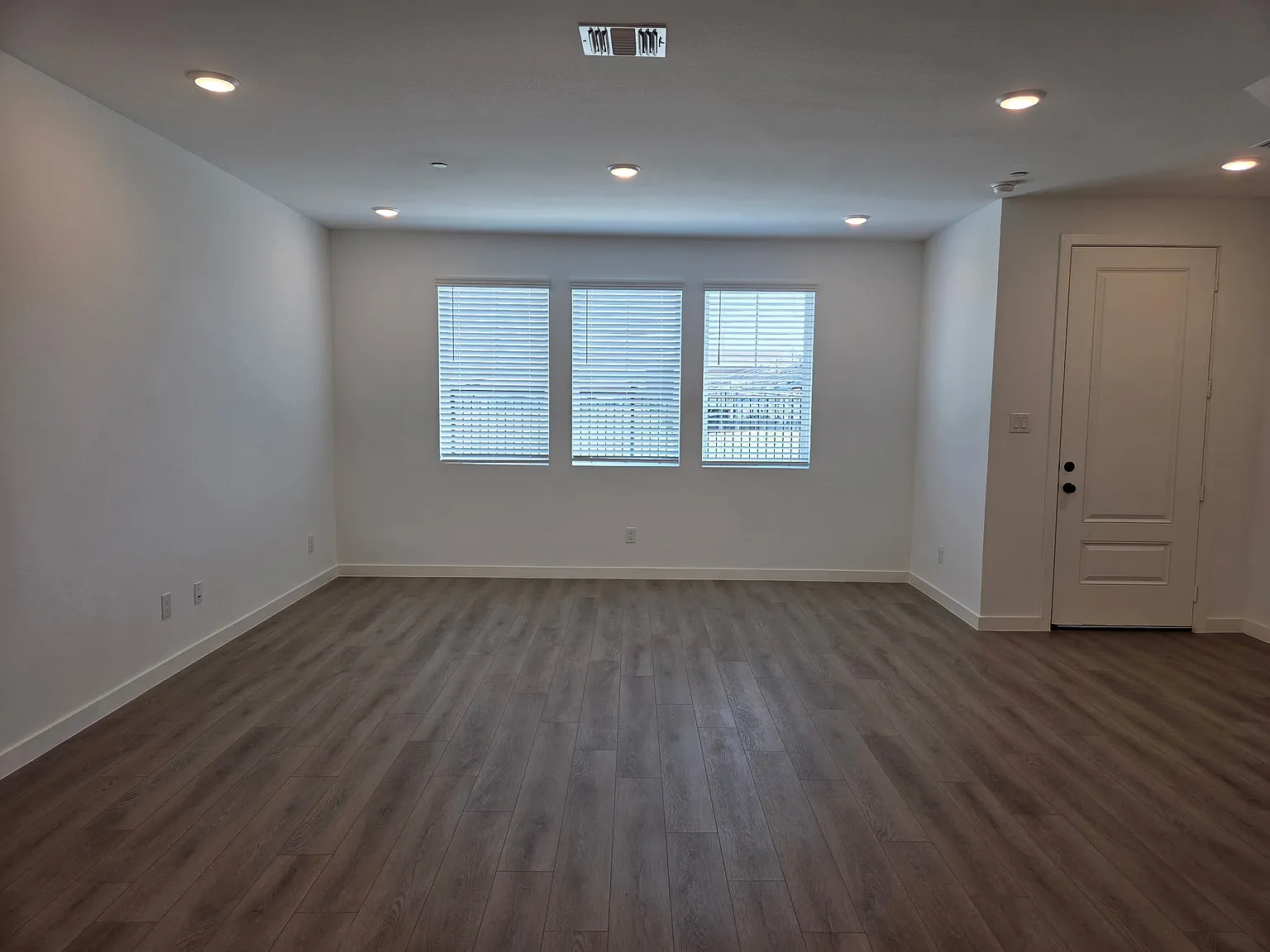 3 bed, 1876 sqft, $2,890 — Photo 3